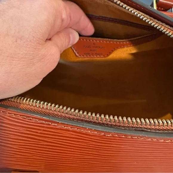 Louis Vuitton Authentic Luxury Vintage Retro RARE Minimalist Epi Soufflot Bag - Picture 11 of 17